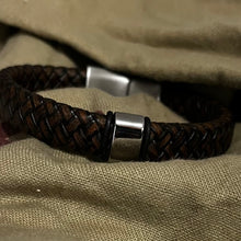 Charger l&#39;image dans la galerie, bracelet pour hommes élégants cuir tressé marron et fermoir en acier inoxydable