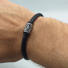 Charger l&#39;image dans la galerie, bracelet viking homme , Rune Berkanno, lettre B, bijoux celtiques, bijoux en acier et cuir, bijoux français